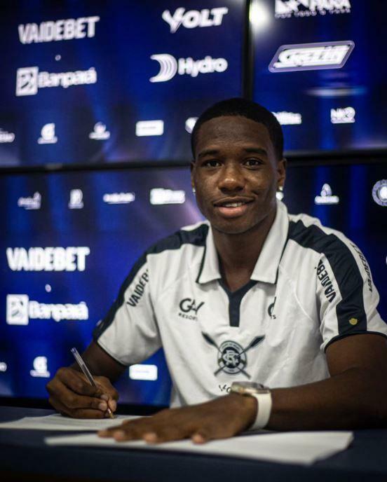 Andrés Gonzáles na assinatura de contrato com o Leão Azul